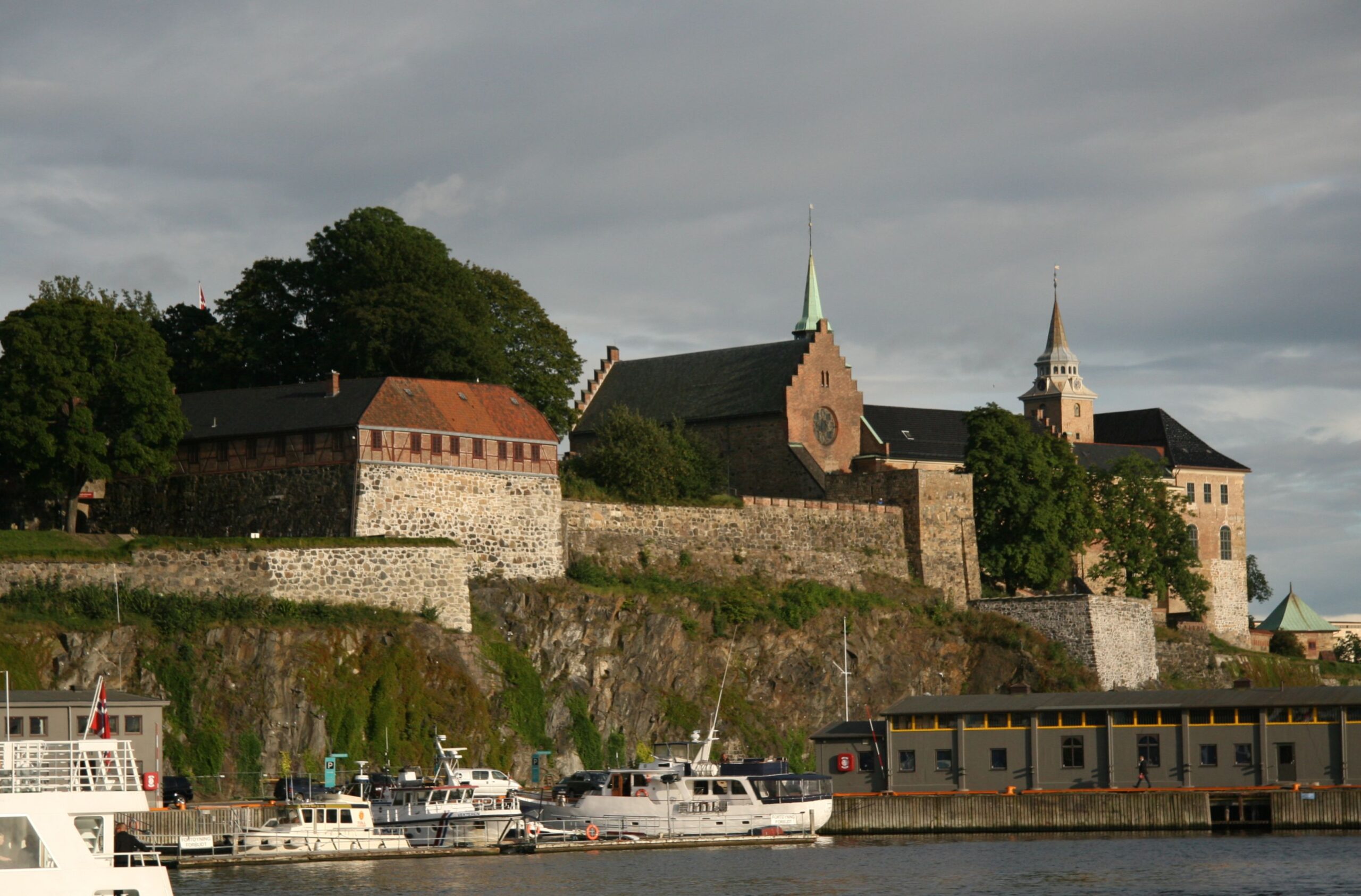 Forsvarets hovedsete på Akershus festning. Foto: Michal Klajban / Wikimedia Commons – CC BY-SA 3.0